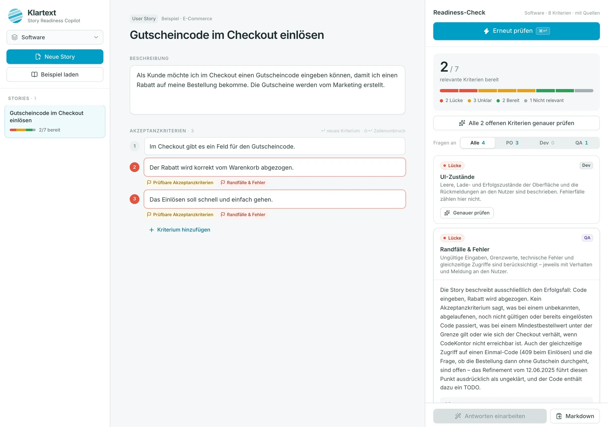 Die Klartext-Oberfläche mit der Story „Gutscheincode im Checkout einlösen“: links die Akzeptanzkriterien mit Markierungen, rechts der Readiness-Check mit der Deep-Analyse zum Kriterium Randfälle und Fehler.